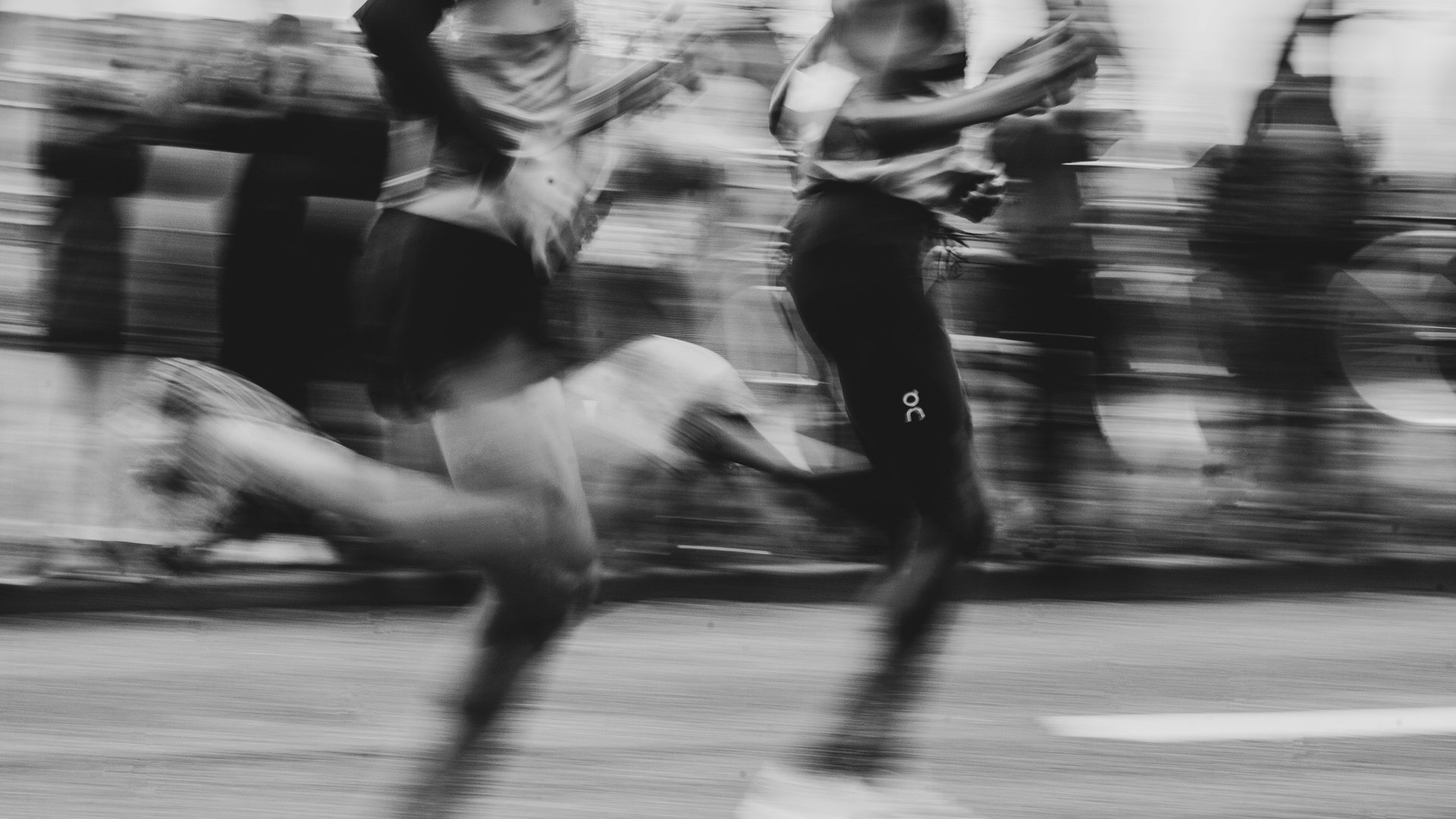 Corredores em movimento, foto em preto e branco